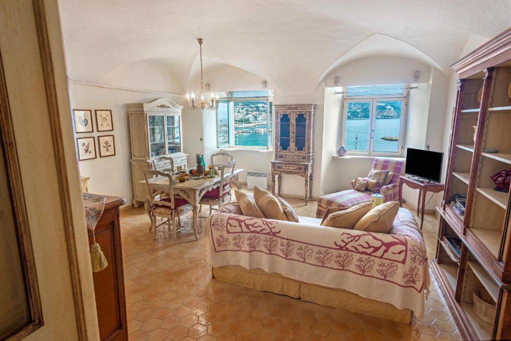 un salon avec un canapé et une salle à manger dans l'établissement Rue Longue - Happy Rentals, à Menton