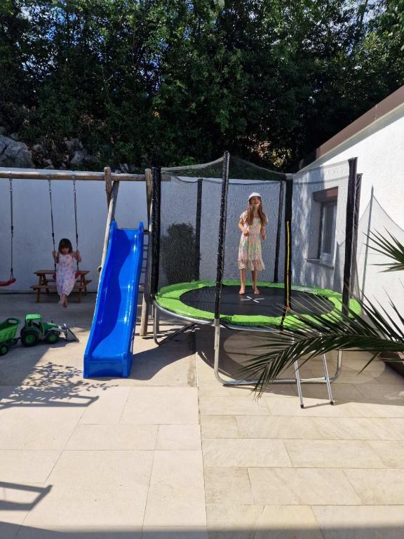 Deti v ubytovaní Villa Adriatic, Apartment Chiara with swimming pool, children playground and gameing room for adult