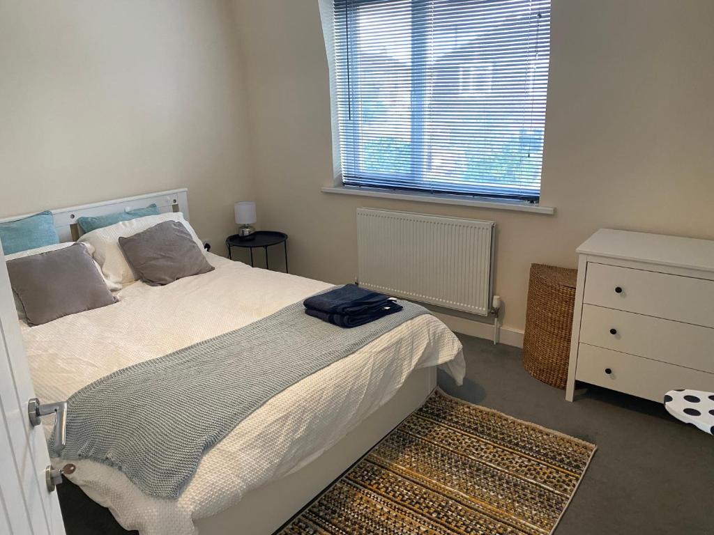 Un dormitorio con una cama grande y una ventana en Brislington villa en Bristol