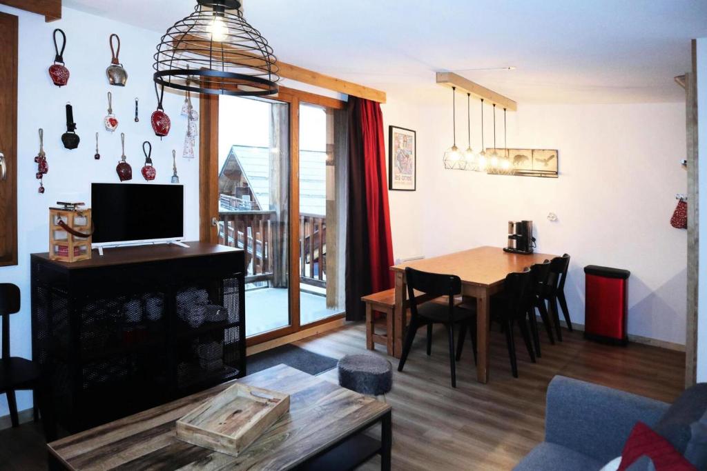 un salon avec une table et une salle à manger dans l'établissement Les Chalets De Bois Mean - A201 LES CHALETS DE BOIS MEAN : Résidence de standing MAE-0804, aux Orres