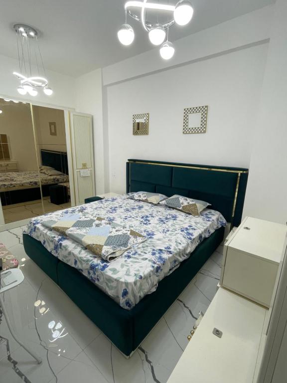 阿吉曼的住宿－Garden City, Ajman，一间卧室配有一张带蓝色棉被的床