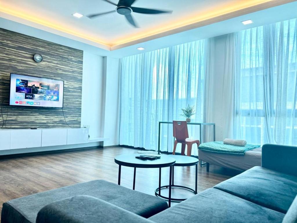 ein Wohnzimmer mit einem Sofa und einem Tisch in der Unterkunft Jeff & Ricky Homestay107 @Viavacity Apartment in Kuching