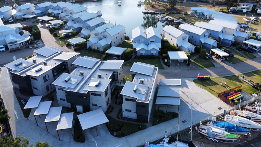 uma vista aérea de um conjunto de edifícios com uma marina em Captain's Cove All Accessible Luxury Apartment with Free Netflix em Paynesville