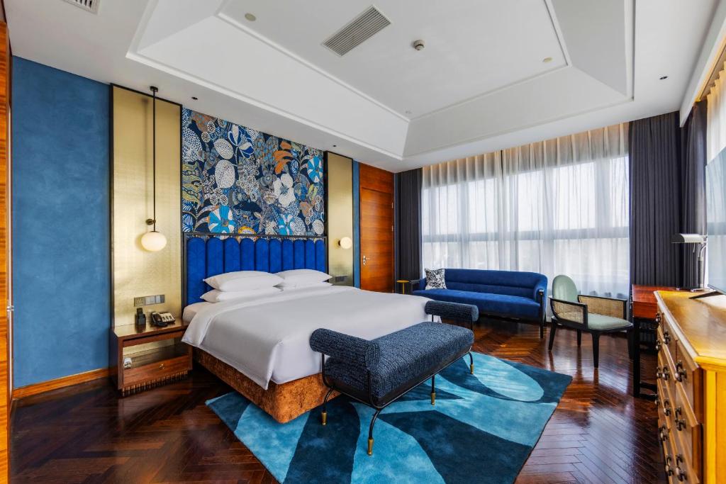 Postel nebo postele na pokoji v ubytování Fondney Hotel Shanghai NECC Hongqiao Airport T2