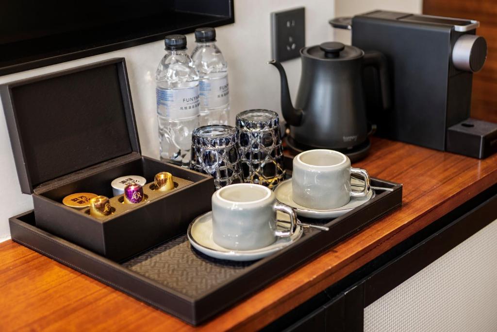 Příslušenství pro přípravu čaje a kávy v ubytování Fondney Hotel Shanghai NECC Hongqiao Airport T2