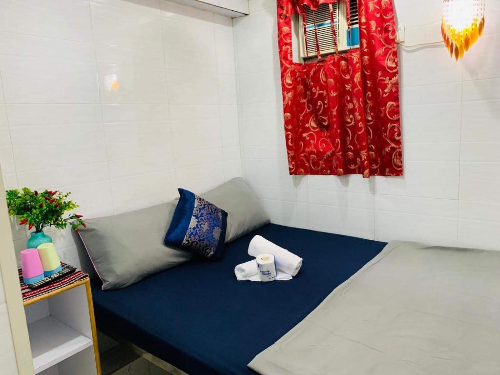een kleine kamer met een bed en een raam bij NEW WASHINGTON GUEST HOUSE B1,B2 B LOCK 13 FLOOR CHUNG KING MANSHION, 36-44 NATHAN ROAD KOWLOON HONG KONG in Hong Kong