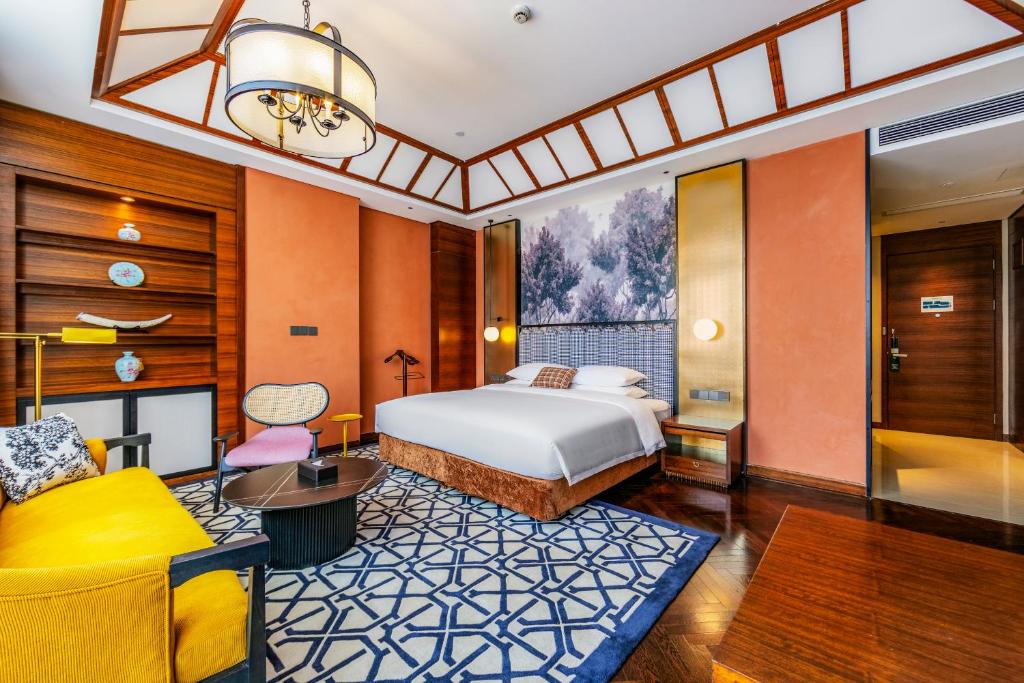 Postel nebo postele na pokoji v ubytování Fondney Hotel Shanghai NECC Hongqiao Airport T2