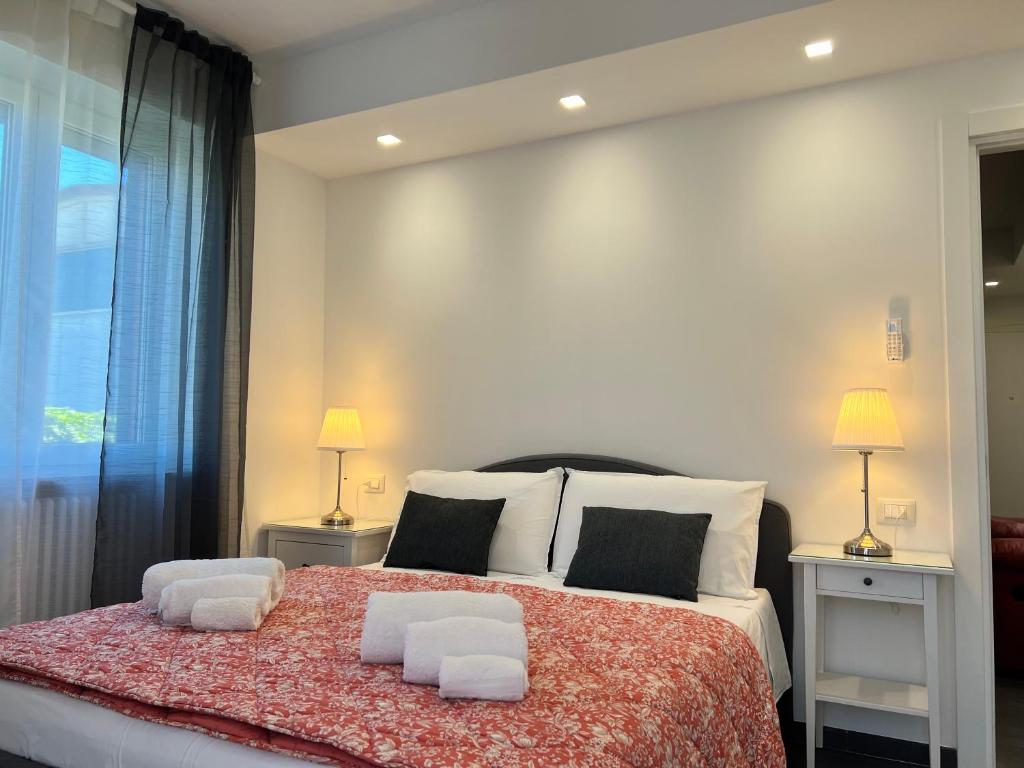 1 dormitorio con 1 cama grande y 2 almohadas en Peonia and Mughetto apartments in the Langhe, en Albaretto Della Torre 