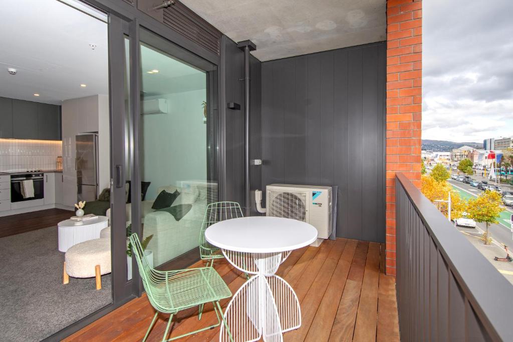 2 Bed Central City - Resim 20