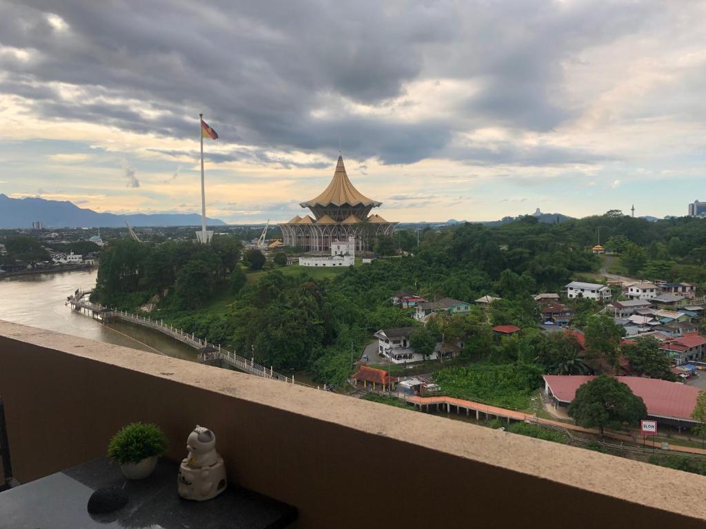 Blick auf eine Stadt mit Fluss und Flagge in der Unterkunft Nasz Riverbank Suites in Kuching