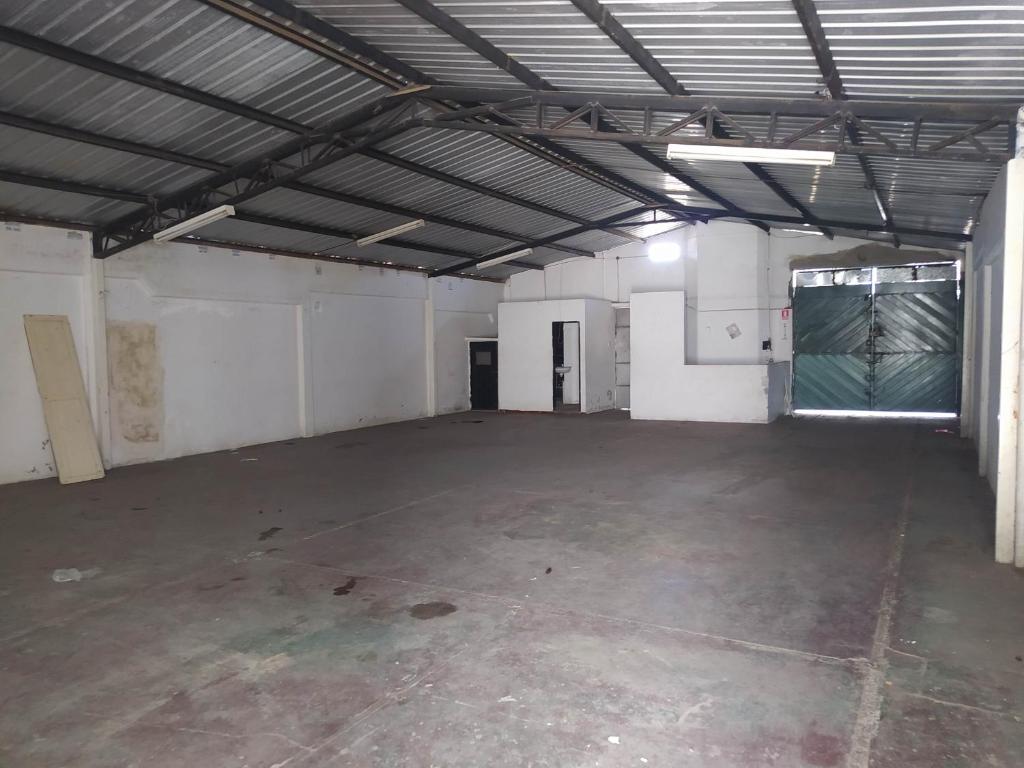 ein leeres Gebäude mit einem großen Zimmer mit Garage in der Unterkunft Casa Familiar y Juvenil in Salinas