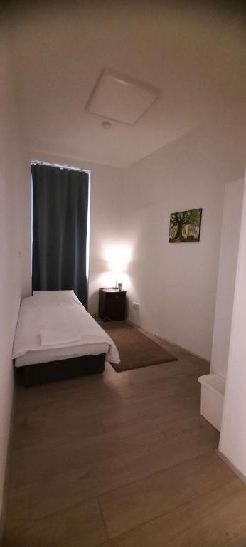 um quarto com uma cama e um candeeiro em W&V Hostel em Viena