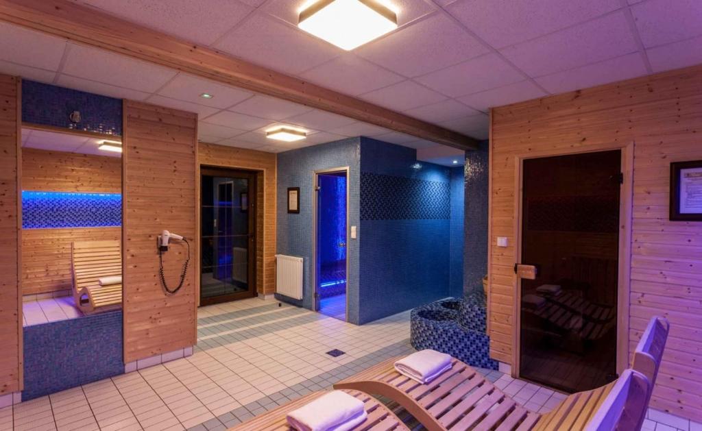 a room with a sauna and a tub in a room at Centrum Rekreacji HARENDA in Ludwikowice Kłodzkie