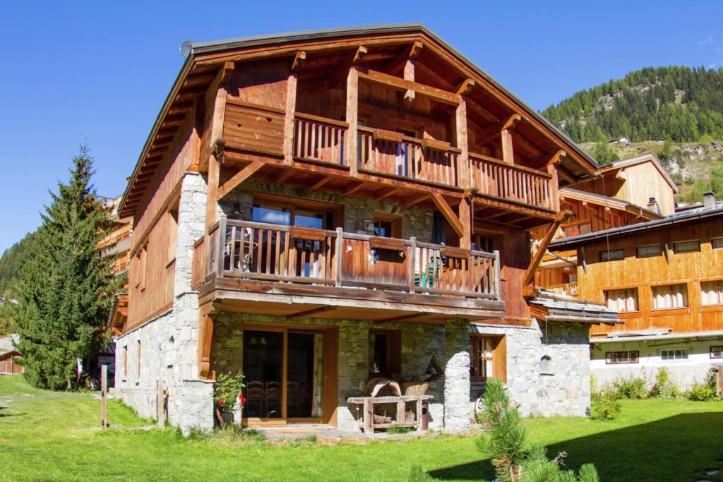 Cette grande maison en bois possède un balcon. dans l'établissement CASA-Chalet du Parc Cosy apartment in Tignes with garden, à Tignes