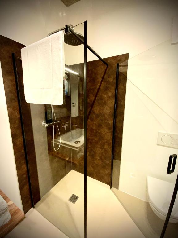 WATERFRONT - Urbane Eleganz am Bachufer - 1