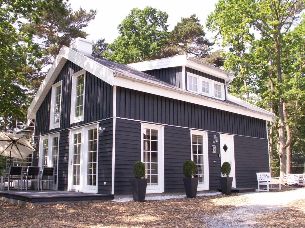 a house with black siding and white windows at Fischerwiege - Baabe in Baabe