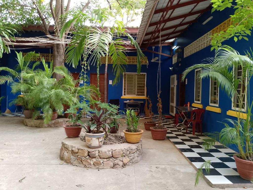 uma casa azul com plantas em frente em The Hideout em Kampot