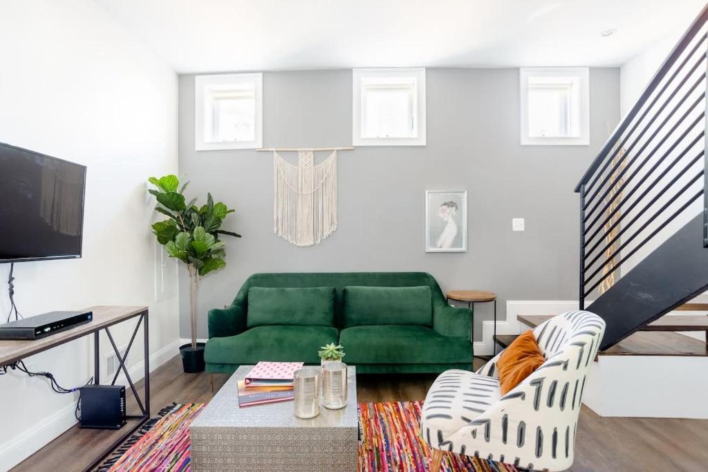 Decompress in the Zen Surroundings of a Cozy Carriage House في واشنطن: غرفة معيشة مع أريكة خضراء