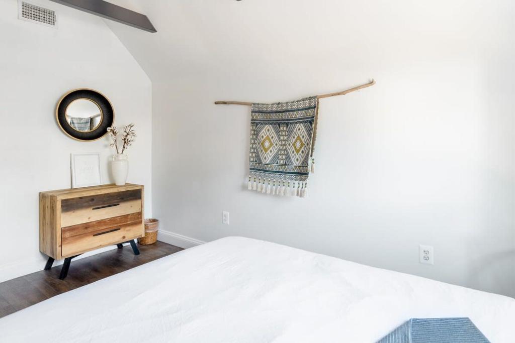 سرير أو أسرّة في غرفة في Decompress in the Zen Surroundings of a Cozy Carriage House
