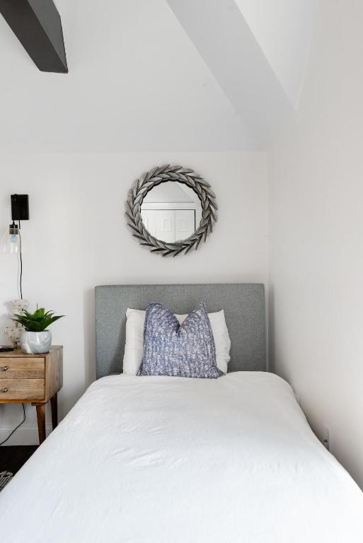 سرير أو أسرّة في غرفة في Decompress in the Zen Surroundings of a Cozy Carriage House