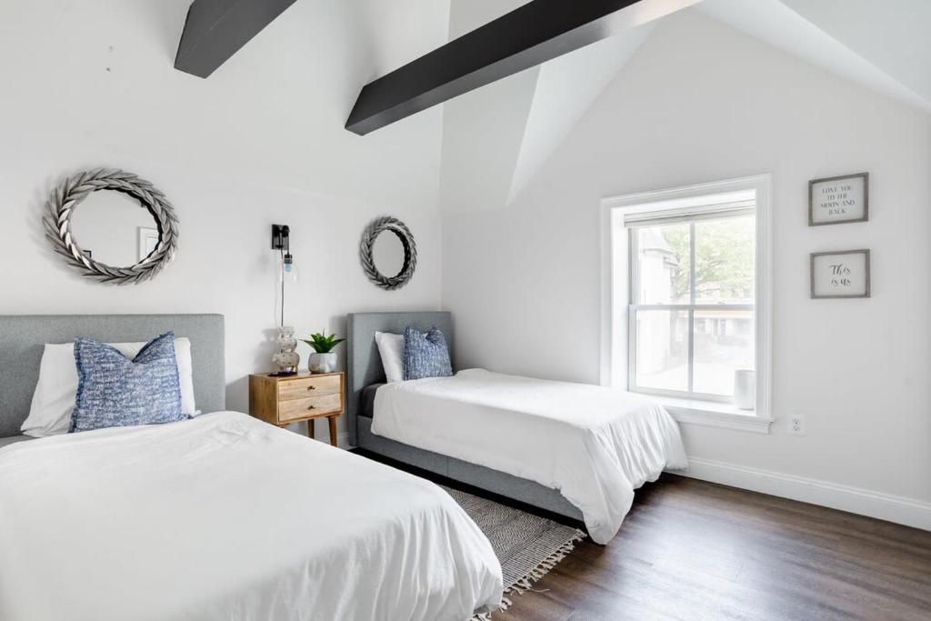 سرير أو أسرّة في غرفة في Decompress in the Zen Surroundings of a Cozy Carriage House