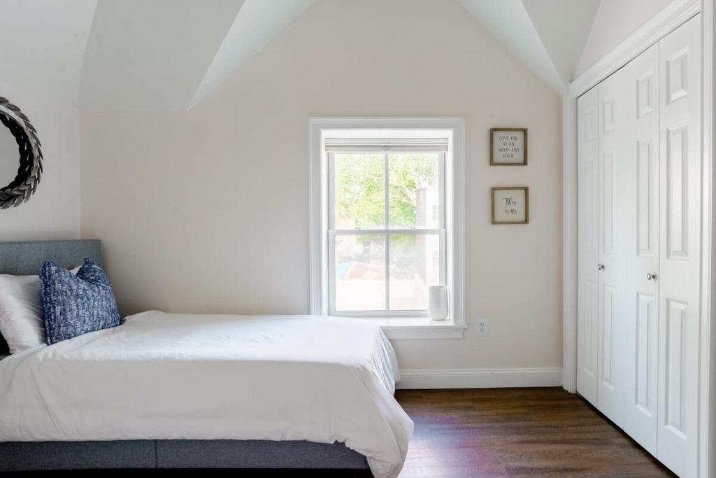 سرير أو أسرّة في غرفة في Decompress in the Zen Surroundings of a Cozy Carriage House