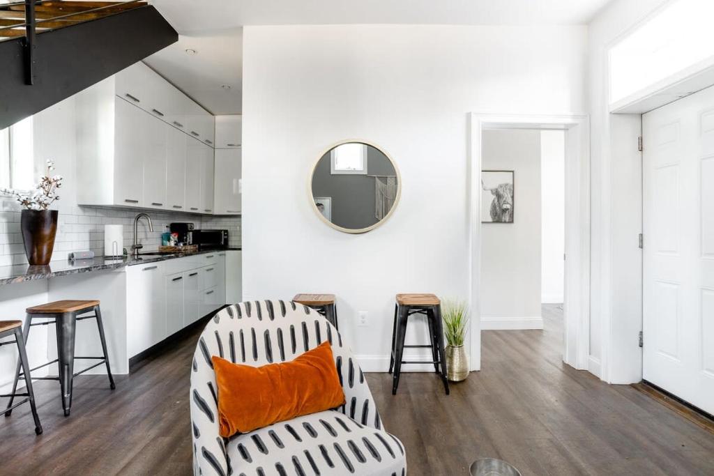 مطبخ أو مطبخ صغير في Decompress in the Zen Surroundings of a Cozy Carriage House