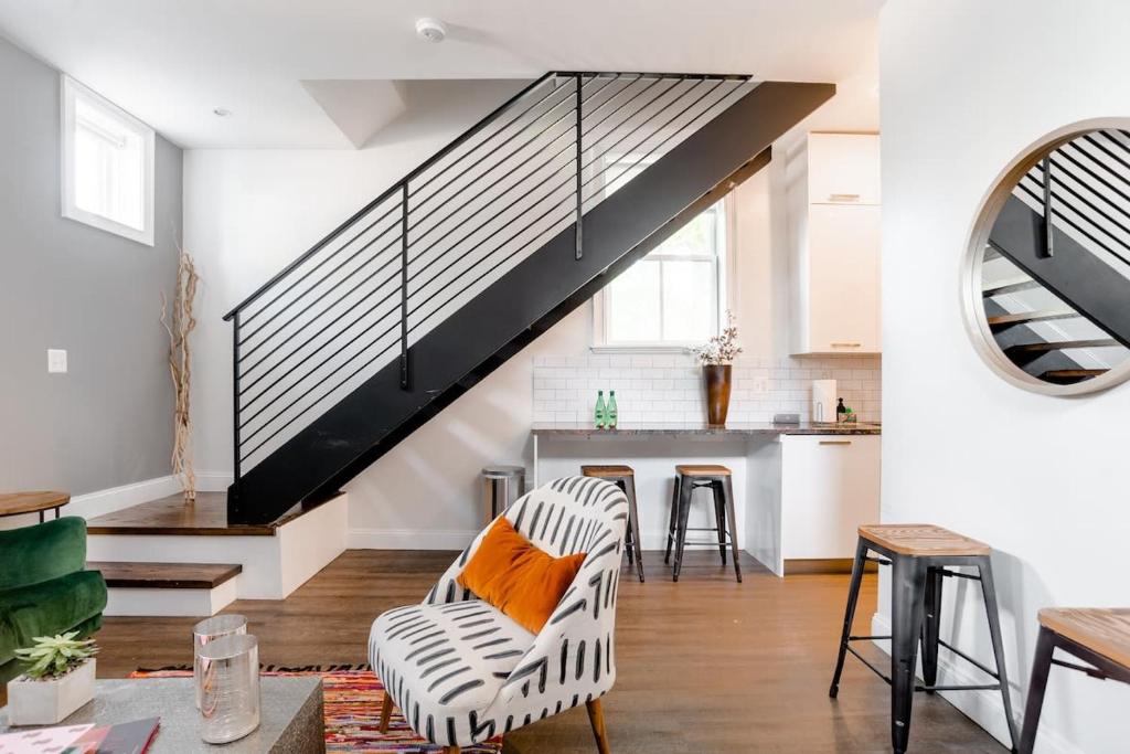 منطقة جلوس في Decompress in the Zen Surroundings of a Cozy Carriage House