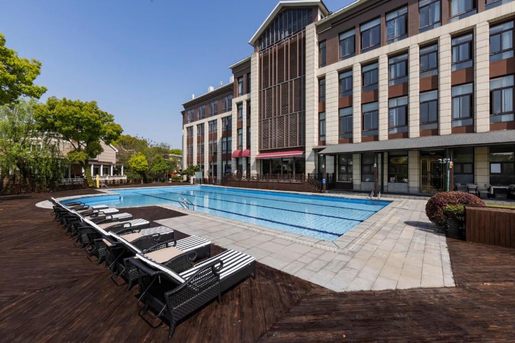 Bazén v ubytování Fondney Hotel Shanghai NECC Hongqiao Airport T2 nebo v jeho okolí