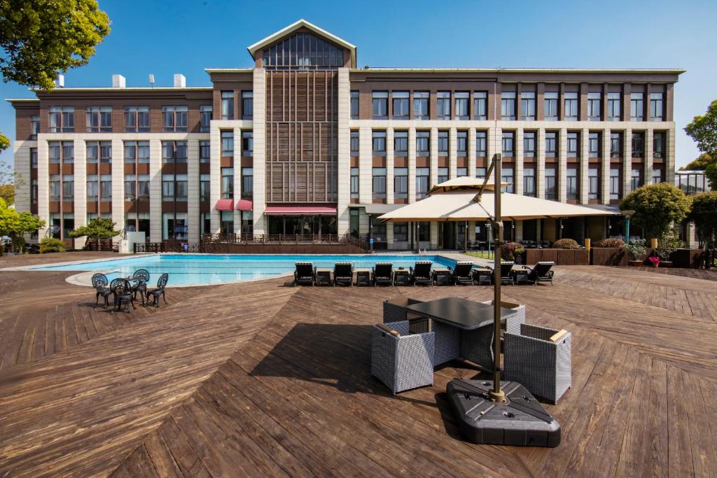 Bazén v ubytování Fondney Hotel Shanghai NECC Hongqiao Airport T2 nebo v jeho okolí
