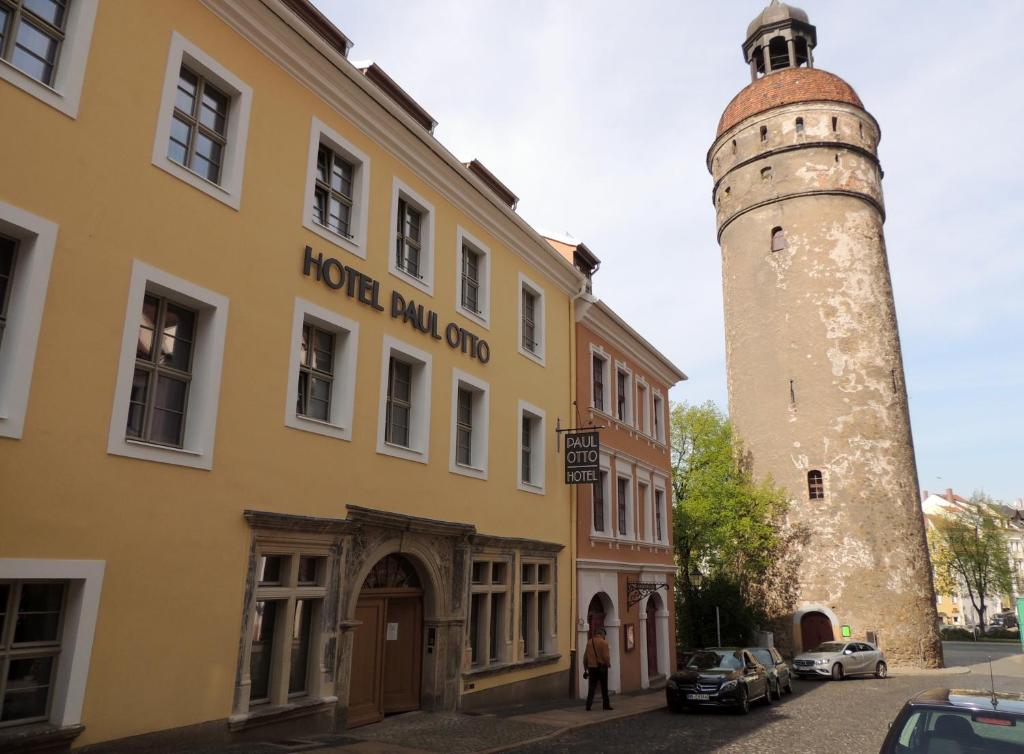 ein Gebäude mit einem Leuchtturm neben einem Gebäude in der Unterkunft Hotel Paul Otto in Görlitz