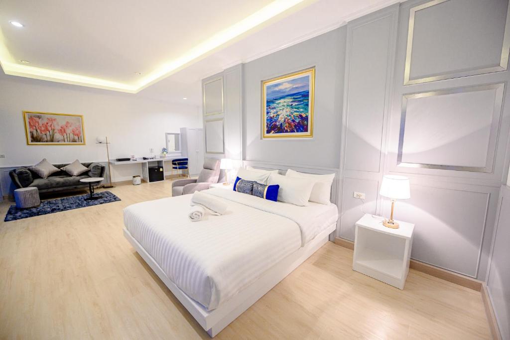 Postel nebo postele na pokoji v ubytování Marble Arch De Loei Hotel