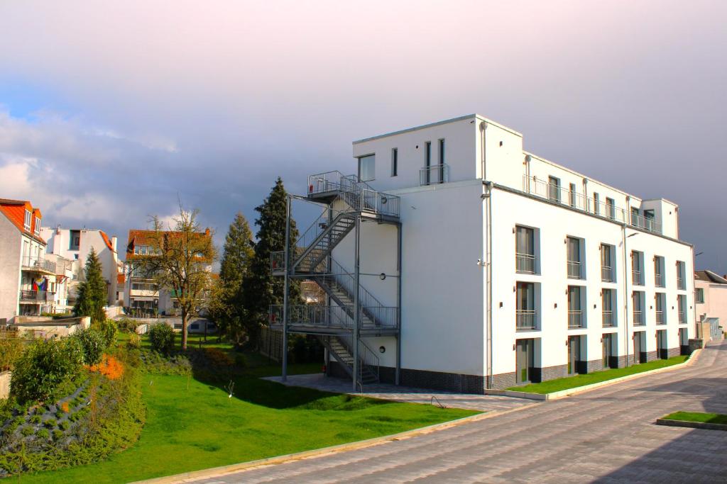 ein weißes Gebäude mit seitlicher Wendeltreppe in der Unterkunft Eröffnungsangebot Übernachten in einem umgebauten Bunker in Bremen