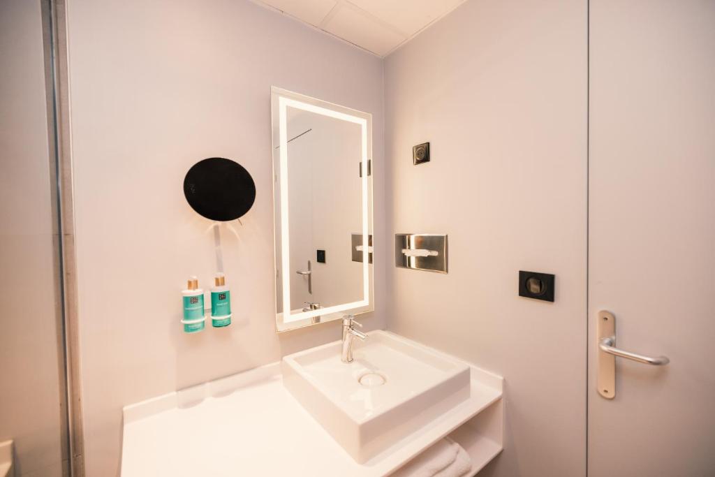 Novotel Le Havre Centre Gare - Salle Exécutive Avec Un Lit Queen Et Un Canapé