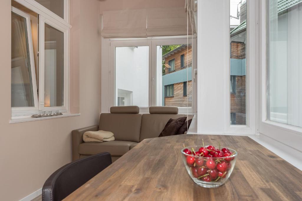 eine Schale Obst auf einem Holztisch im Wohnzimmer in der Unterkunft Ferienwohnung Pusteblume - Villa Stranddistel in Binz