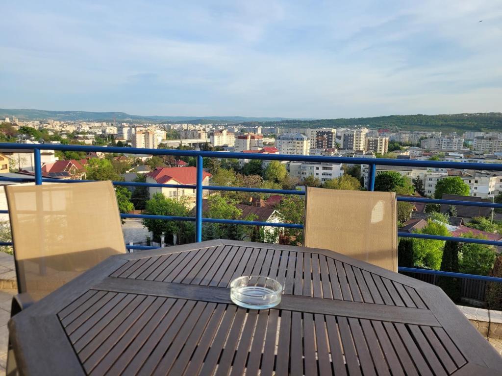 een glazen kom op een houten tafel op een balkon bij Copou View Studio 2 in Iaşi