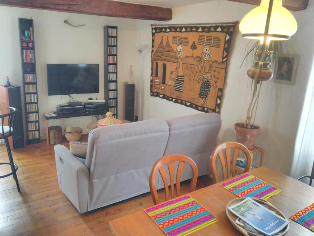 un salon avec un canapé et une table dans l'établissement Romans-sur-Isère, maison de rue en centre ancien, à Romans-sur-Isère