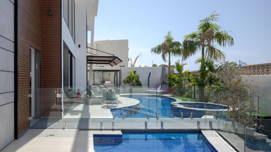 - Vistas al exterior de una casa con piscina en LUX amazing villa with private pool, en Eilat