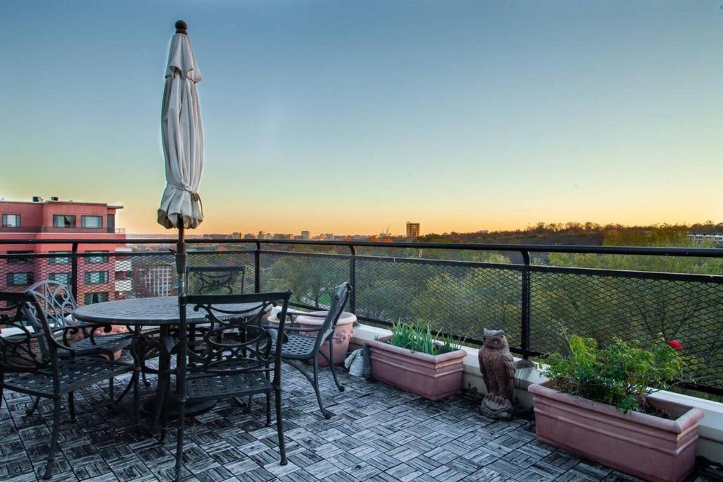 Gallery image of Gorgeous Rosslyn Penthouse w Views FREE Parking Metro Subway in Arlington