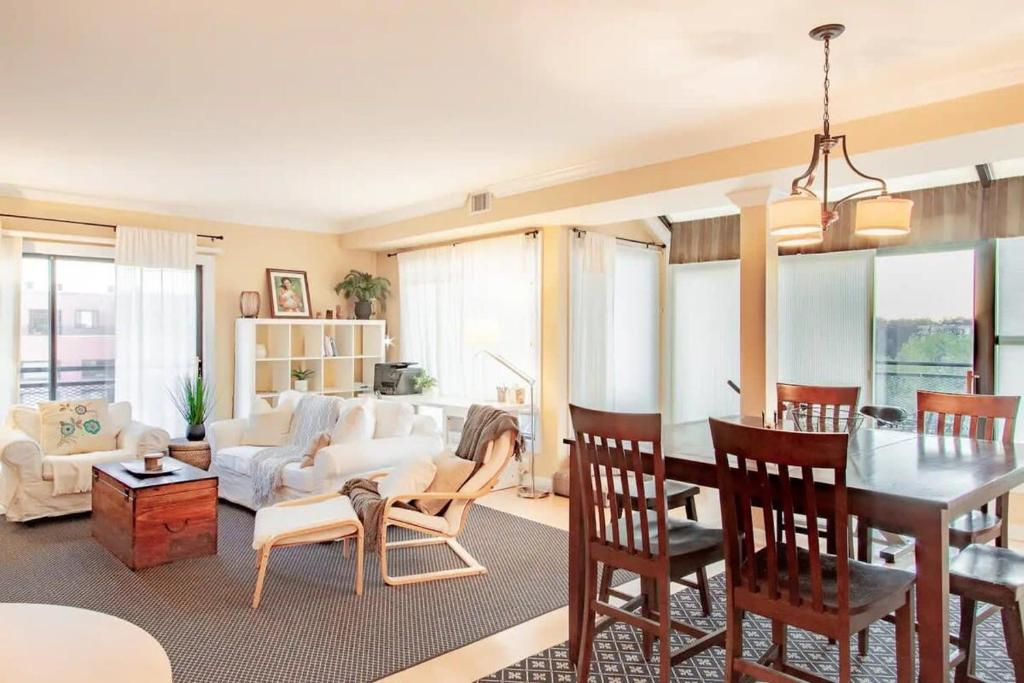 Gallery image of Gorgeous Rosslyn Penthouse w Views FREE Parking Metro Subway in Arlington