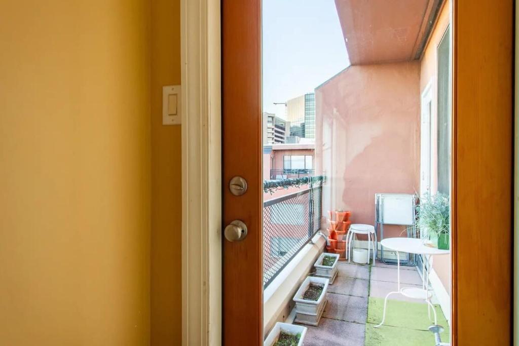 Gallery image of Gorgeous Rosslyn Penthouse w Views FREE Parking Metro Subway in Arlington