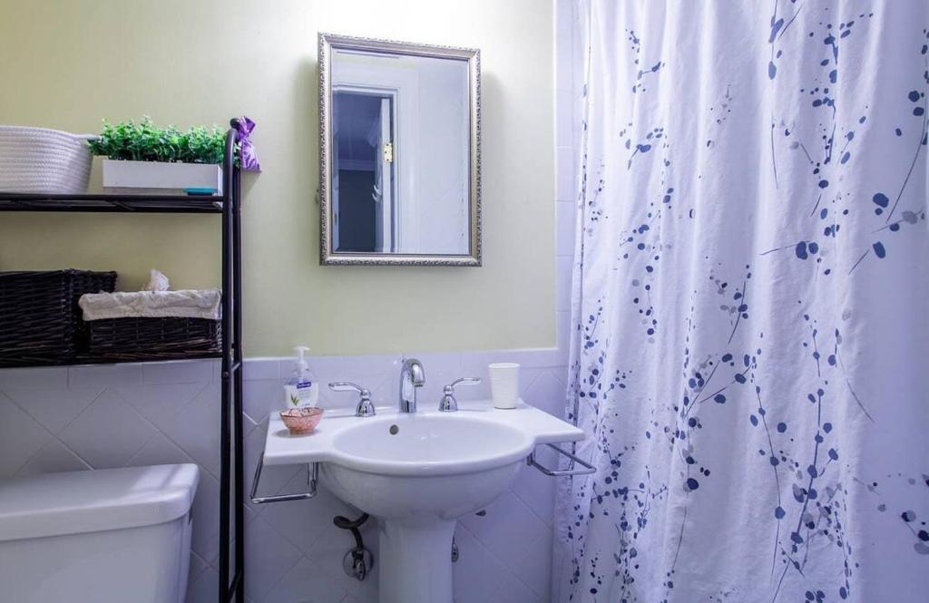 Gallery image of Gorgeous Rosslyn Penthouse w Views FREE Parking Metro Subway in Arlington