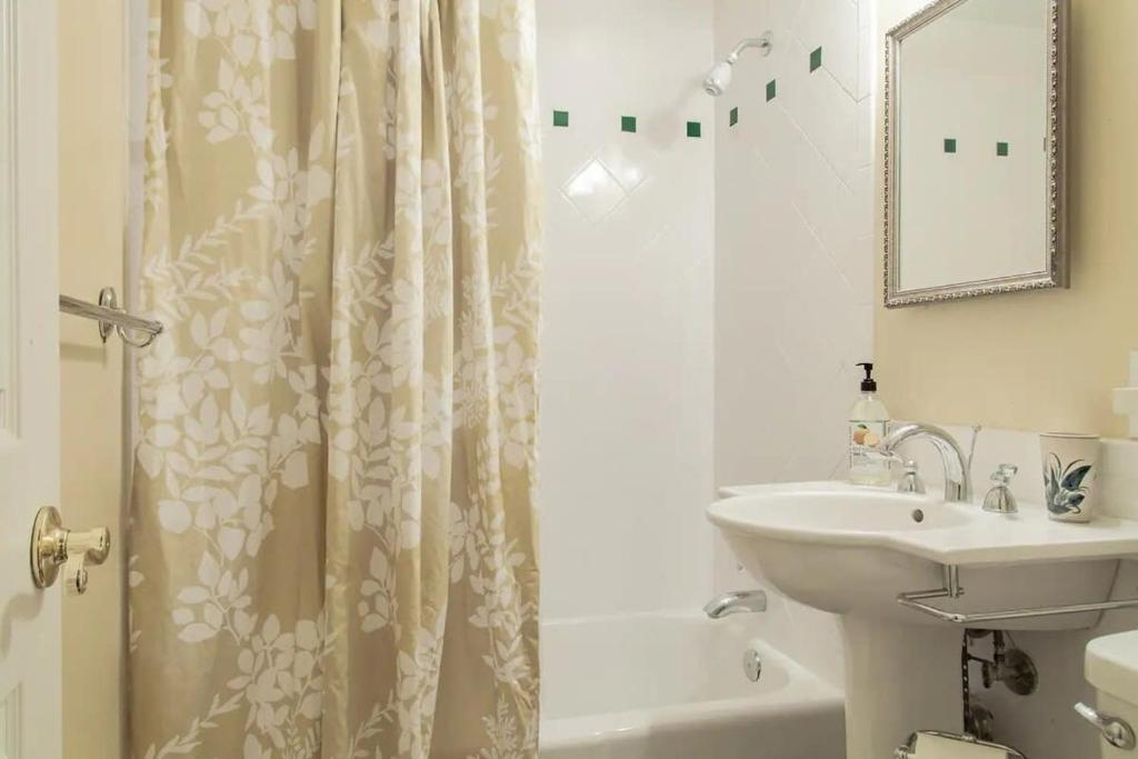 Gallery image of Gorgeous Rosslyn Penthouse w Views FREE Parking Metro Subway in Arlington