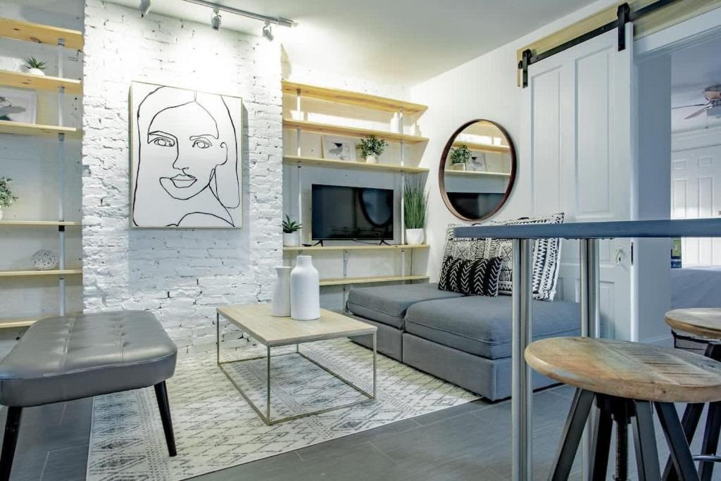 un soggiorno con divano e tavolo di DesignerFlat Nestled Between Dupont&Logan Circles a Washington