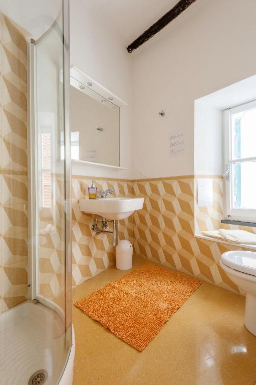 Koupelna v ubytování Marina Apartment, Unique, Authentic, Beachfront, 2 Aircondo BDR , 2BHT, easy to Train or 300mt walk from Private Parking