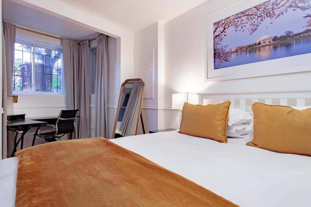 ワシントンにあるFancy 1-BR in Central Location Parking availableのベッドと机があるホテルの部屋
