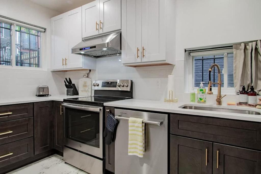 Fancy 1-BR in Central Location Parking availableにあるキッチンまたは簡易キッチン