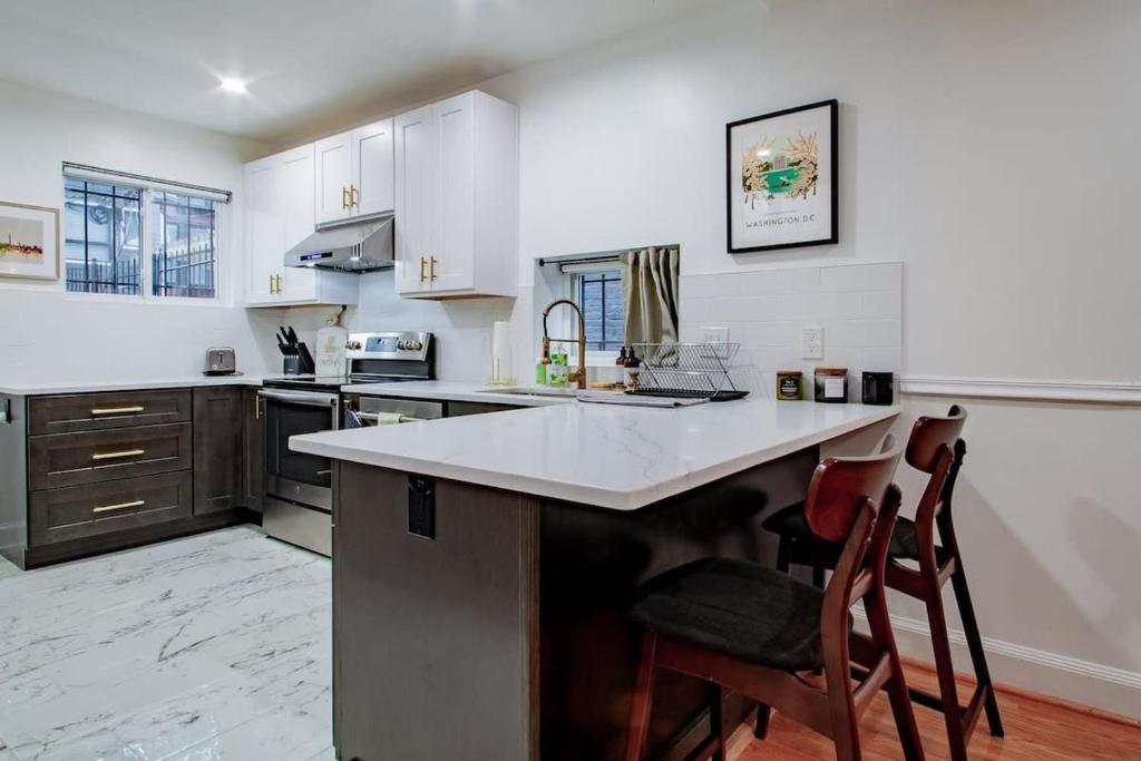 Fancy 1-BR in Central Location Parking availableにあるキッチンまたは簡易キッチン