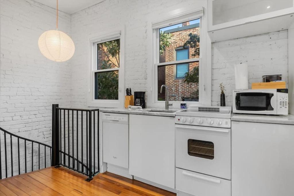 Una cocina o cocineta en Adorable Studio Space in Private Carriage House