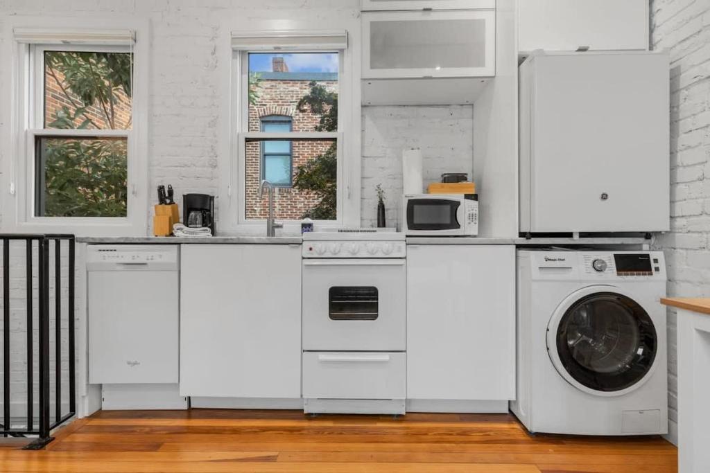 Una cocina o cocineta en Adorable Studio Space in Private Carriage House